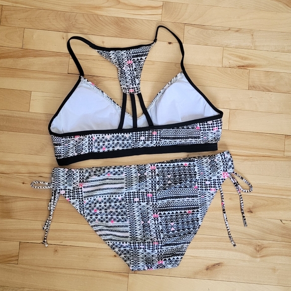 A bikini set by Tag - Picture 4 of 6